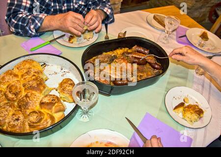 Bon plat de viande et de saucisses sur la table. Le déjeuner est délicieusement préparé et deux personnes apprécient la spécialité de la cuisine. Banque D'Images