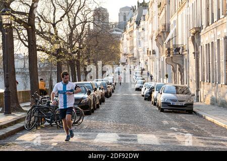 Les gens se présentent sur l'Ile-Saint-Louis près de notre Dame de Paris le 24e jour de confinement dû au Covid-19 à Paris, France, le 8 avril 2020. L'hôtel de ville de Paris a annoncé une interdiction de toutes les activités sportives individuelles à Paris entre 10:00 et 19:00. Photo de Florent Bardos/ABACAPRESS.COM Banque D'Images