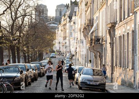 Les gens se présentent sur l'Ile-Saint-Louis près de notre Dame de Paris le 24e jour de confinement dû au Covid-19 à Paris, France, le 8 avril 2020. L'hôtel de ville de Paris a annoncé une interdiction de toutes les activités sportives individuelles à Paris entre 10:00 et 19:00. Photo de Florent Bardos/ABACAPRESS.COM Banque D'Images