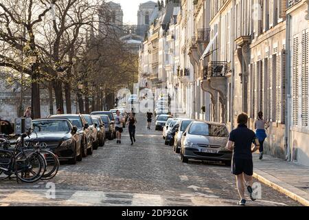 Les gens se présentent sur l'Ile-Saint-Louis près de notre Dame de Paris le 24e jour de confinement dû au Covid-19 à Paris, France, le 8 avril 2020. L'hôtel de ville de Paris a annoncé une interdiction de toutes les activités sportives individuelles à Paris entre 10:00 et 19:00. Photo de Florent Bardos/ABACAPRESS.COM Banque D'Images