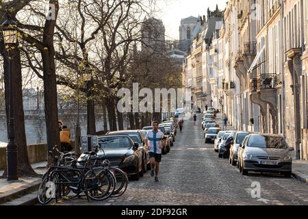 Les gens se présentent sur l'Ile-Saint-Louis près de notre Dame de Paris le 24e jour de confinement dû au Covid-19 à Paris, France, le 8 avril 2020. L'hôtel de ville de Paris a annoncé une interdiction de toutes les activités sportives individuelles à Paris entre 10:00 et 19:00. Photo de Florent Bardos/ABACAPRESS.COM Banque D'Images