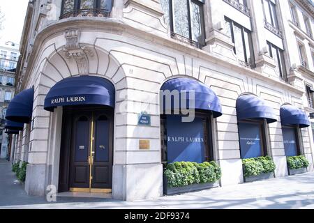 Vue d'un magasin Ralph Lauren fermé sur la rue Royale après les mesures du gouvernement visant à freiner la propagation de l'infection COVID-19, causée par le nouveau coronavirus à Paris, le 9 avril 2020 à Paris, France. Photo de David Niviere/ABACAPRESS.COM Banque D'Images