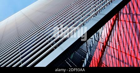 Plan incliné de la façade d'un bâtiment moderne Banque D'Images