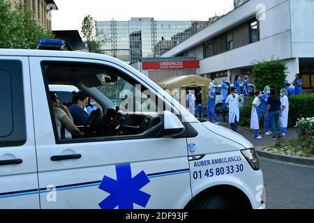 Les ambulanciers paramédicaux applaudissant à l'extérieur de l'hôpital la Pitie Salpetriere, saluant les travailleurs de la santé qui luttent contre la pandémie du coronavirus. Paris, France, le 9 avril 2020. Photo par Karim ait Adjedjou/avenir Pictures/ABACAPRESS.COM Banque D'Images