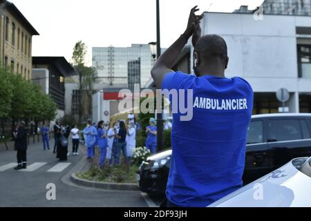 Les ambulanciers paramédicaux applaudissant à l'extérieur de l'hôpital la Pitie Salpetriere, saluant les travailleurs de la santé qui luttent contre la pandémie du coronavirus. Paris, France, le 9 avril 2020. Photo par Karim ait Adjedjou/avenir Pictures/ABACAPRESS.COM Banque D'Images