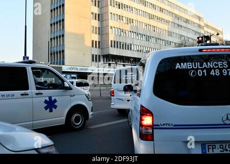 Les ambulanciers paramédicaux applaudissant à l'extérieur de l'hôpital la Pitie Salpetriere, saluant les travailleurs de la santé qui luttent contre la pandémie du coronavirus. Paris, France, le 9 avril 2020. Photo par Karim ait Adjedjou/avenir Pictures/ABACAPRESS.COM Banque D'Images