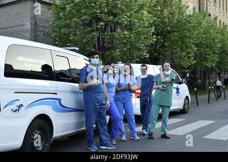 Les ambulanciers paramédicaux applaudissant à l'extérieur de l'hôpital la Pitie Salpetriere, saluant les travailleurs de la santé qui luttent contre la pandémie du coronavirus. Paris, France, le 9 avril 2020. Photo par Karim ait Adjedjou/avenir Pictures/ABACAPRESS.COM Banque D'Images