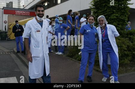 Les ambulanciers paramédicaux applaudissant à l'extérieur de l'hôpital la Pitie Salpetriere, saluant les travailleurs de la santé qui luttent contre la pandémie du coronavirus. Paris, France, le 9 avril 2020. Photo par Karim ait Adjedjou/avenir Pictures/ABACAPRESS.COM Banque D'Images