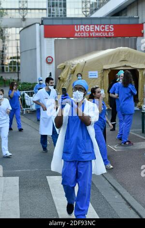 Les ambulanciers paramédicaux applaudissant à l'extérieur de l'hôpital la Pitie Salpetriere, saluant les travailleurs de la santé qui luttent contre la pandémie du coronavirus. Paris, France, le 9 avril 2020. Photo par Karim ait Adjedjou/avenir Pictures/ABACAPRESS.COM Banque D'Images