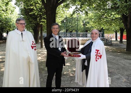 L'Archevêque de Paris Michel Aupetit (C) pose avec des membres de l'ordre des Chevaliers du Saint Sépulcre et de la Couronne des Thorns, relique de la passion du Christ, Avant une cérémonie de méditation pour célébrer le Vendredi Saint dans une partie sécurisée de la cathédrale notre-Dame de Paris le 10 avril 2020, à Paris, le 25e jour d'un verrouillage strict visant à freiner la propagation de la pandémie COVID-19, causée par le nouveau coronavirus. - notre-Dame, qui fait partie du patrimoine mondial de l'UNESCO sur les rives de la Seine, a été ravagée par le feu d'avril 15 -- perdant sa flèche gothique, son toit et de nombreux objets précieux Banque D'Images