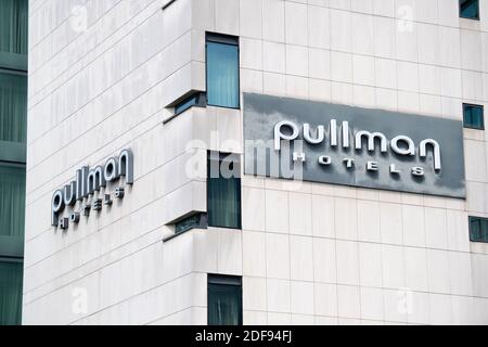 Une enseigne de l'hôtel Pullman à Paris, le 10 avril 2020, France.photo de David NIVIERE/ABACAPRESS.COM Banque D'Images