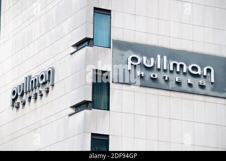 Une enseigne de l'hôtel Pullman à Paris, le 10 avril 2020, France.photo de David NIVIERE/ABACAPRESS.COM Banque D'Images