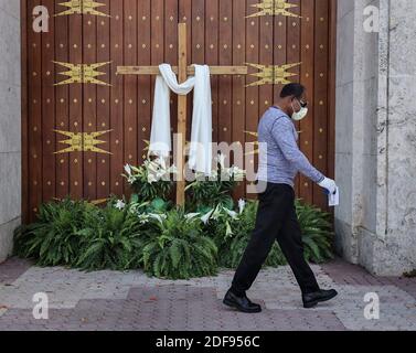 PAS DE FILM, PAS DE VIDÉO, PAS de télévision, PAS DE DOCUMENTAIRE - un homme non identifié passe les portes fermées de la cathédrale Sainte Marie alors que les lieux de culte ferment leurs portes, Mais télédiffusé leurs services de Pâques du dimanche via les médias sociaux, car les grands rassemblements sociaux et religieux sont interdits en raison des mandats d'hébergement en place par les gouvernements locaux et d'état le dimanche de Pâques, le 12 avril 2020 à Miami, FL, États-Unis. Photo de Carl Justa/Miami Herald/TNS/ABACAPRESS.COM Banque D'Images