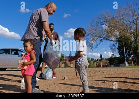 Shareef remet des colis de nourriture aux enfants à Fietas, Shareef et son équipe ont distribué un total de 300 colis de nourriture le 12 avril 2020 à Johannesburg Afrique du Sud. Sous la pression d'une pandémie mondiale. Le président Ramaphosa a déclaré un confinement national de 21 jours prolongé de deux semaines supplémentaires, mobilisant des structures de gréement à travers le pays pour lutter contre le virus COVID-19 qui se propage rapidement - le confinement exige des entreprises de fermer et le public de rester à la maison pendant cette période, à moins qu'il ne fasse partie des services essentiels approuvés. Photo de Dino Lloyd/RealTimes Images/ABACAPRESS.COM Banque D'Images