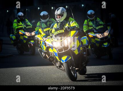 Londres, Royaume-Uni - 11 novembre 2012 : policiers en motocycles dans le centre de Londres. Il y a quatre vélos visibles avec les phares allumés, le vélo principal b Banque D'Images