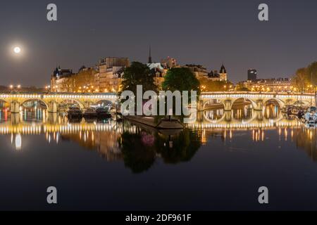 Le Pont neuf et l'Ile de la Cité sont vus de nuit le 24e jour de l'enfermement dû au Covid-19. Paris, France, le 8 avril 2020. Photo de Florent Bardos/ABACAPRESS.COM Banque D'Images