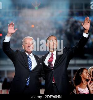 Photo du dossier datée du 28 août 2008, le candidat démocrate à la présidence Barack Obama (R) et le candidat vice-président Joe Biden reconnaissent les applaudissements de la convention à la suite du discours d'acceptation d'Obama le quatrième jour de la Convention nationale démocratique à Invesco Field à Mile High à Denver, CO, États-Unis. L'ancien président Barack Obama a soutenu mardi matin Joe Biden, son vice-président à deux mandats, dans la course à la Maison Blanche. « le choix de Joe comme vice-président a été l’une des meilleures décisions que j’ai jamais prises, et il est devenu un ami proche. Et je crois que Joe a toutes les qualités dont nous avons besoin dans un président Banque D'Images