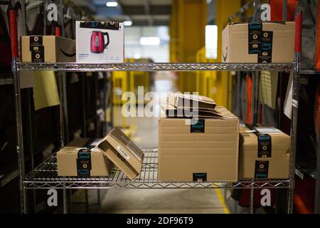 Photo du dossier datée du 23 septembre 2019 de l'entrepôt logistique d'Amazon à Velizy-Villacoublay. Un tribunal de Nanterre, en dehors de Paris, a ordonné mardi à Amazon France de limiter ses navires aux clients jusqu'à ce qu'il installe un système d'évaluation des risques Covid-19 dans ses entrepôts et de protection des employés. Le jugement a déclaré que l'entreprise "a manifestement ignoré ses obligations à l'égard de la sécurité et de la santé de ses travailleurs". Photo de Raphael Lafargue/ABACARESS.COM Banque D'Images