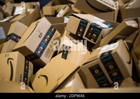Photo du dossier datée du 23 septembre 2019 de l'entrepôt logistique d'Amazon à Velizy-Villacoublay. Un tribunal de Nanterre, en dehors de Paris, a ordonné mardi à Amazon France de limiter ses navires aux clients jusqu'à ce qu'il installe un système d'évaluation des risques Covid-19 dans ses entrepôts et de protection des employés. Le jugement a déclaré que l'entreprise "a manifestement ignoré ses obligations à l'égard de la sécurité et de la santé de ses travailleurs". Photo de Raphael Lafargue/ABACARESS.COM Banque D'Images