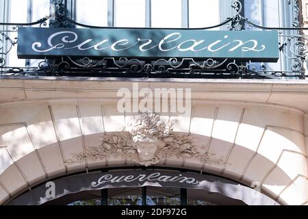 Une enseigne de Guerlain le 14 avril 2020 à Paris, France. Photo de David Niviere/ABACAPRESS.COM Banque D'Images