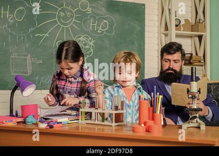 Connaissances pratiques. Connaissances de base. Étudiez dur. Résultats mesurables. Garde et développement des enfants. Réflexion critique et résolution de problèmes. Expérience et connaissances. Programme post-école guidé par un mentor. Banque D'Images