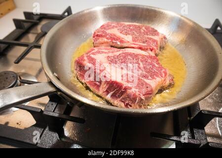 Bifteck de bœuf à la ribeye pour un régime cétogène ou carnivore. Banque D'Images