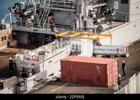 Distribuez la photo des marins de la Marine française décharger les conteneurs du porte-hélicoptère amphibie (PHA) Dixmude dans le port de Pointe-a-Pitre, sur l'archipel des Caraïbes françaises de la Guadeloupe, le 18 avril 2020, afin de fournir un soutien logistique et des équipements sanitaires pour lutter contre l'épidémie de Covid-19. Le Dixmude a quitté Toulon, son port méditerranéen le 3 avril 2020 matin, transportant du matériel médical incluant du gel pour les mains et plus d'un million de masques chirurgicaux pour les Antilles. Photo de Christophe Hugé/EMA/Marine nationale via ABACAPRESS.COM Banque D'Images