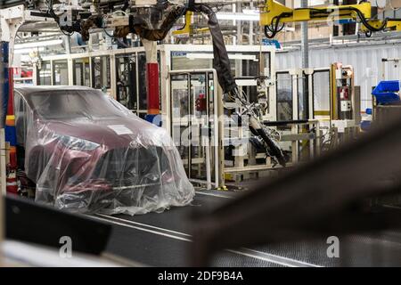 Une voiture est recouverte de plastique le premier jour de la réouverture de la fabrication de Toyota Motor après plus d'un mois d'inactivité en raison de la pandémie Covid-19. Valenciennes, Italie, le 21 avril 2020. Photo de Julie Sebadelha/ABACAPRESS.COM Banque D'Images