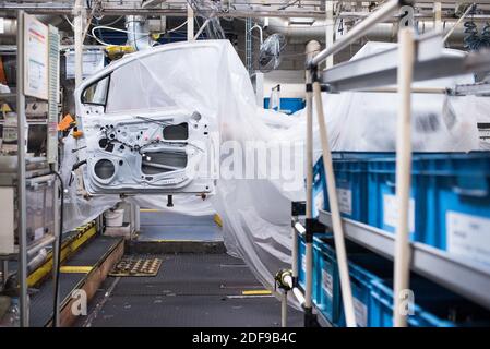 Une porte de voiture est recouverte de plastique le premier jour de la réouverture de la fabrication de Toyota Motor après plus d'un mois d'inactivité en raison de la pandémie Covid-19. Valenciennes, Italie, le 21 avril 2020. Photo de Julie Sebadelha/ABACAPRESS.COM Banque D'Images