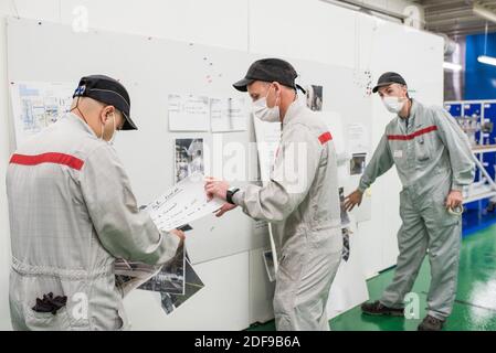 Les employés travaillent à l'établissement d'un protocole de santé pour un secteur particulier le premier jour de la réouverture de la fabrication de Toyota Motor après plus d'un mois d'inactivité en raison de la pandémie Covid-19. Valenciennes, Italie, le 21 avril 2020. Photo de Julie Sebadelha/ABACAPRESS.COM Banque D'Images