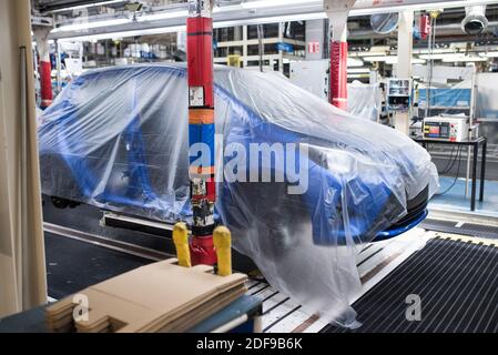 Une voiture est recouverte de plastique le premier jour de la réouverture de la fabrication de Toyota Motor après plus d'un mois d'inactivité en raison de la pandémie Covid-19. Valenciennes, Italie, le 21 avril 2020. Photo de Julie Sebadelha/ABACAPRESS.COM Banque D'Images