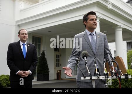 Les membres du Congrès Matt Gaetz (R-FL) et Lee Zeldin (R-NY) parlent avec les journalistes après une rencontre avec le président américain Donald Trump à la Maison Blanche à Washington, DC, Etats-Unis, le 21 avril 2020. Photo de Yuri Gripas/ABACAPRESS.COM Banque D'Images