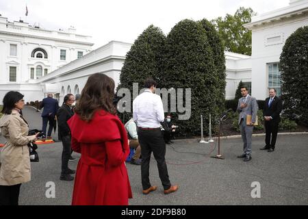 Les membres du Congrès Matt Gaetz (R-FL) et Lee Zeldin (R-NY) parlent avec les journalistes après une rencontre avec le président américain Donald Trump à la Maison Blanche à Washington, DC, Etats-Unis, le 21 avril 2020. Photo de Yuri Gripas/ABACAPRESS.COM Banque D'Images