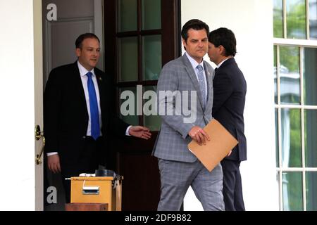 Les membres du Congrès Matt Gaetz (R-FL) et Lee Zeldin (R-NY) sortent après une rencontre avec le président américain Donald Trump à la Maison Blanche à Washington, DC, Etats-Unis, le 21 avril 2020. Photo de Yuri Gripas/ABACAPRESS.COM Banque D'Images