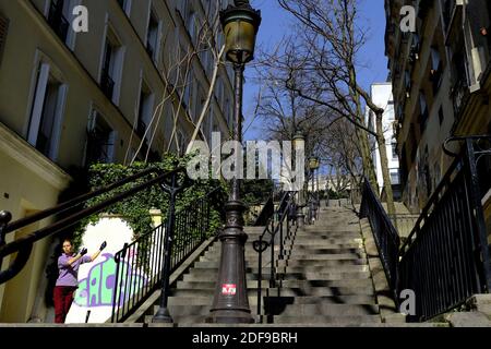 Une jeune femme parisienne confinée exerce le Tai Chi sur sa terrasse dans le quartier de Montmartre pendant le confinement imposé pour ralentir la propagation du coronavirus (COVID-19) à Paris. Après l'annonce par le président français Emmanuel Macron des règles strictes de confinement à domicile des Français en raison d'une épidémie de Pandémie de coronavirus (COVID-19) le 18 mars 2020 à Paris, France. Les Français devront rester chez eux, la France a fermé toutes les écoles, théâtres, cinémas et une gamme de magasins, seuls ceux qui vendent de la nourriture et d'autres articles essentiels étant autorisés à rester ouverts Banque D'Images