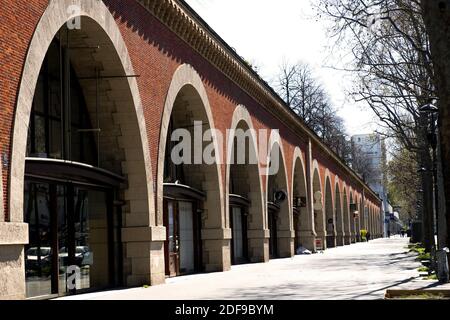 Déserta le Viaduc des Arts, situé sur l'avenue Daumesnil à Paris. Après l'annonce par le président français Emmanuel Macron des règles strictes de confinement à domicile des Français en raison d'une épidémie de coronavirus (COVID-19) le 18 mars 2020 à Paris, France. Les Français devront rester chez eux, la France a fermé toutes les écoles, théâtres, cinémas et toute une gamme de magasins, avec seulement ceux qui vendent de la nourriture et d'autres articles essentiels autorisés à rester ouverts. Sous peine de sanctions, l'interdiction de toutes les sorties, sauf essentielles, dans le but de freiner la propagation du coronavirus. Le gouvernement en a dit des dizaines Banque D'Images