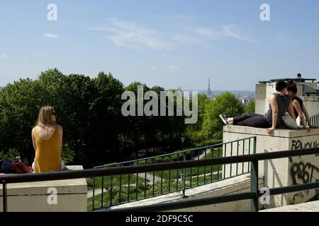 Les Parisiens confinés bénéficient d'un climat printanier ensoleillé au belvédère en plein air du Belvedere de Belleville dans le parc de Belleville. Il offre des vues panoramiques et des œuvres d'art sur la Tour Eiffel à Paris. Lors d'un confinement imposé pour ralentir la propagation de la coronavirus (COVID-19) à Paris. Après l'annonce par Le président français Emmanuel Macron a mis en place les règles strictes de confinement à domicile des Français en raison d'une épidémie de coronavirus (COVID-19) le 18 mars 2020 à Paris, France. Les Français devront rester chez eux, la France a fermé toutes les écoles, salles, cinémas et a Banque D'Images