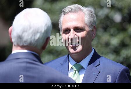 LE vice-président AMÉRICAIN Mike Pence (L) et le représentant de Californie et leader minoritaire de la Chambre des représentants Kevin McCarthy (R) parlent devant le président américain Donald J. Trump et la première dame des États-Unis Melania Trump arrivent à planter un arbre pour célébrer le jour de la Terre et le jour de l'Arbor sur la pelouse sud de la Maison Blanche À Washington, DC, Etats-Unis, le 22 avril 2020. Banque D'Images