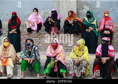 Les ouvriers bangladais de l'habillement bloquent une route exigeant leur salaire dû pendant le confinement national en raison de préoccupations au sujet de l'épidémie de COVID-19, à Dhaka, au Bangladesh, le 16 avril 2020. Les travailleurs de l'habillement sont descendus dans la rue pour protester, risquant ainsi d'être exposés à Covid-19, exigeant de savoir quand ils recevraient leur salaire dû. Photo de Suvra Kanti Das/ABACAPRESS.COM Banque D'Images