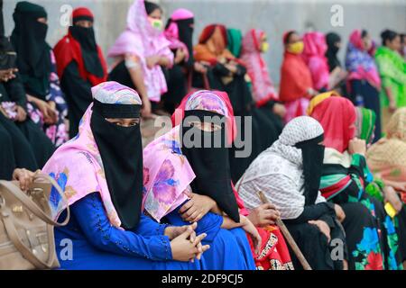 Les ouvriers bangladais de l'habillement bloquent une route exigeant leur salaire dû pendant le confinement national en raison de préoccupations au sujet de l'épidémie de COVID-19, à Dhaka, au Bangladesh, le 16 avril 2020. Les travailleurs de l'habillement sont descendus dans la rue pour protester, risquant ainsi d'être exposés à Covid-19, exigeant de savoir quand ils recevraient leur salaire dû. Photo de Suvra Kanti Das/ABACAPRESS.COM Banque D'Images