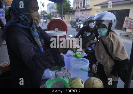 Un journaliste musulman se rapportant particulièrement à la maladie du virus Corona-19, Tuti Lubis a préparé les aliments pour briser le jeûne pendant le mois Saint Ramadan 1441 H à Medan, province du Nord de Sumatra, Indonésie, le 25 avril 2020. D'après cette observation, Tuti Lubis explique si les résidents indonésiens ne respectent pas entièrement le protocole de santé du gouvernement indonésien pour prévenir l'éclosion du coronavirus. 25 avril 2020. Photo par Aditya Sutanta/ABACAPFRESS.COM Banque D'Images