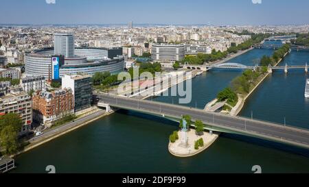 EXCLUSIVITÉ - DES TARIFS SPÉCIAUX S'APPLIQUENT - VUE sur la Seine et la Tour Eiffel par drone pendant le confinement visant à freiner la propagation du coronavirus le 20 avril 2020 à Paris, France. Photo de Drone Press/ABACAPRESS.COM Banque D'Images