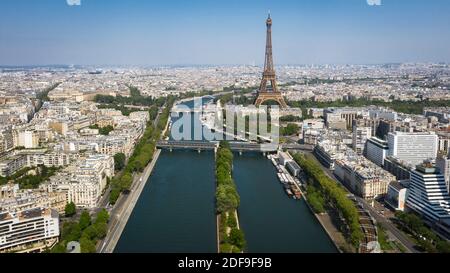 EXCLUSIVITÉ - DES TARIFS SPÉCIAUX S'APPLIQUENT - VUE sur la Seine et la Tour Eiffel par drone pendant le confinement visant à freiner la propagation du coronavirus le 20 avril 2020 à Paris, France. Photo de Drone Press/ABACAPRESS.COM Banque D'Images