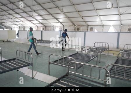 Les ouvriers préparent un hôpital de fortune pour le traitement des patients Covid-19 au Centre de congrès de Bashundhara pendant le confinement national afin de freiner la propagation du coronavirus (COVID-19) à Dhaka, au Bangladesh, le 27 avril 2020. Banque D'Images