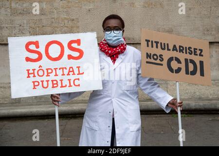 L'artiste de rue Dugudus et l'Union française SNPI, membres de la CGT organisent une manifestation devant l'hôpital la Pitie Salpetriere à Paris pour la Fête du travail pendant la COVID-19, car un verrouillage strict est efficace pour arrêter la propagation de la maladie du coronavirus. Tourné à Paris, France, le 30 avril 2020. Photo d'Aurore Marechal/ABACAPRESS.COM Banque D'Images