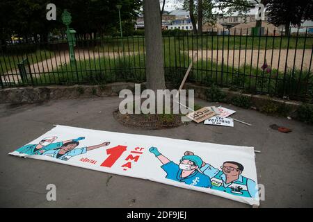 L'artiste de rue Dugudus et l'Union française SNPI, membres de la CGT organisent une manifestation devant l'hôpital la Pitie Salpetriere à Paris pour la Fête du travail pendant la COVID-19, car un verrouillage strict est efficace pour arrêter la propagation de la maladie du coronavirus. Tourné à Paris, France, le 30 avril 2020. Photo d'Aurore Marechal/ABACAPRESS.COM Banque D'Images