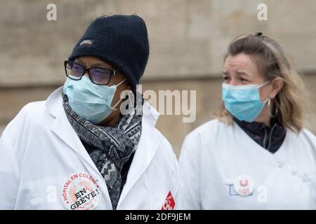 L'artiste de rue Dugudus et l'Union française SNPI, membres de la CGT organisent une manifestation devant l'hôpital la Pitie Salpetriere à Paris pour la Fête du travail pendant la COVID-19, car un verrouillage strict est efficace pour arrêter la propagation de la maladie du coronavirus. Tourné à Paris, France, le 30 avril 2020. Photo d'Aurore Marechal/ABACAPRESS.COM Banque D'Images