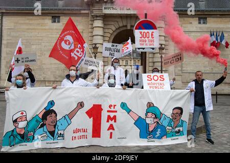 L'artiste de rue Dugudus et l'Union française SNPI, membres de la CGT organisent une manifestation devant l'hôpital la Pitie Salpetriere à Paris pour la Fête du travail pendant la COVID-19, car un verrouillage strict est efficace pour arrêter la propagation de la maladie du coronavirus. Tourné à Paris, France, le 30 avril 2020. Photo d'Aurore Marechal/ABACAPRESS.COM Banque D'Images