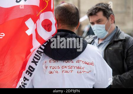 L'artiste de rue Dugudus et l'Union française SNPI, membres de la CGT organisent une manifestation devant l'hôpital la Pitie Salpetriere à Paris pour la Fête du travail pendant la COVID-19, car un verrouillage strict est efficace pour arrêter la propagation de la maladie du coronavirus. Tourné à Paris, France, le 30 avril 2020. Photo d'Aurore Marechal/ABACAPRESS.COM Banque D'Images