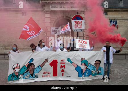 L'artiste de rue Dugudus et l'Union française SNPI, membres de la CGT organisent une manifestation devant l'hôpital la Pitie Salpetriere à Paris pour la Fête du travail pendant la COVID-19, car un verrouillage strict est efficace pour arrêter la propagation de la maladie du coronavirus. Tourné à Paris, France, le 30 avril 2020. Photo d'Aurore Marechal/ABACAPRESS.COM Banque D'Images